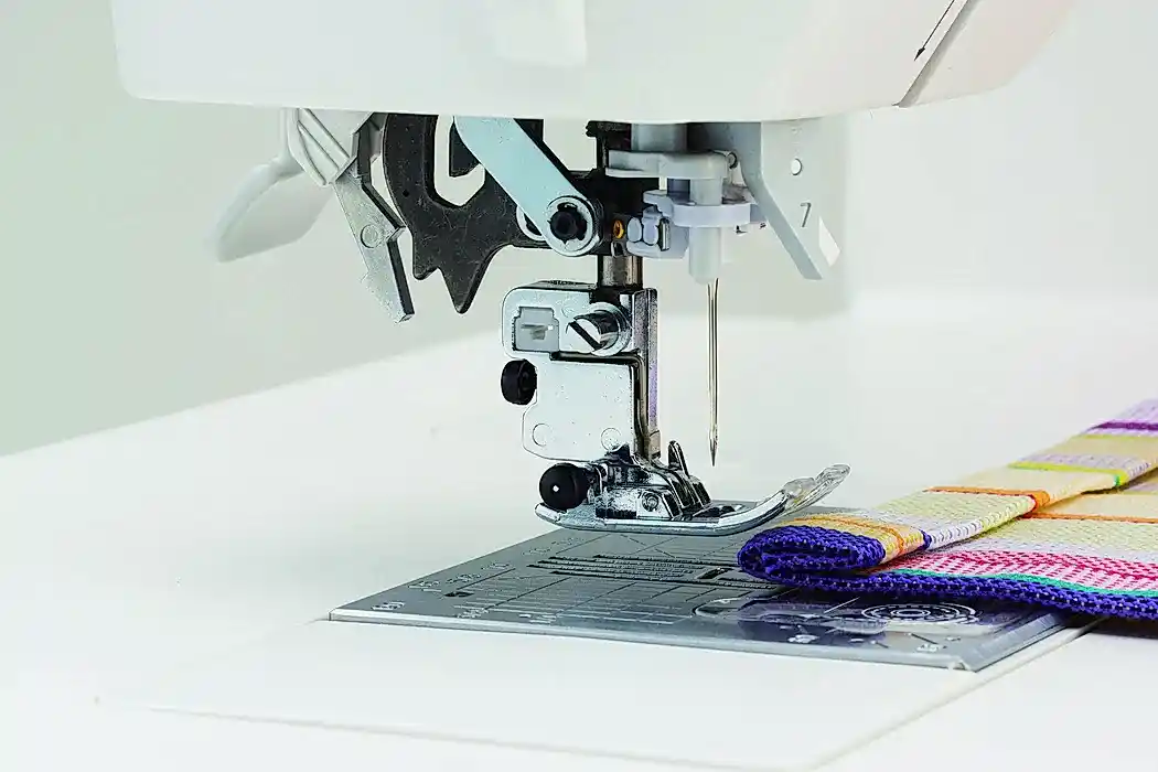 HZL-NX7 KIREI - 351 sömmar, extra stort utrymme mellan nål och arm, box-feed matning, flotfunkation, inbyggd övermatningssystem.