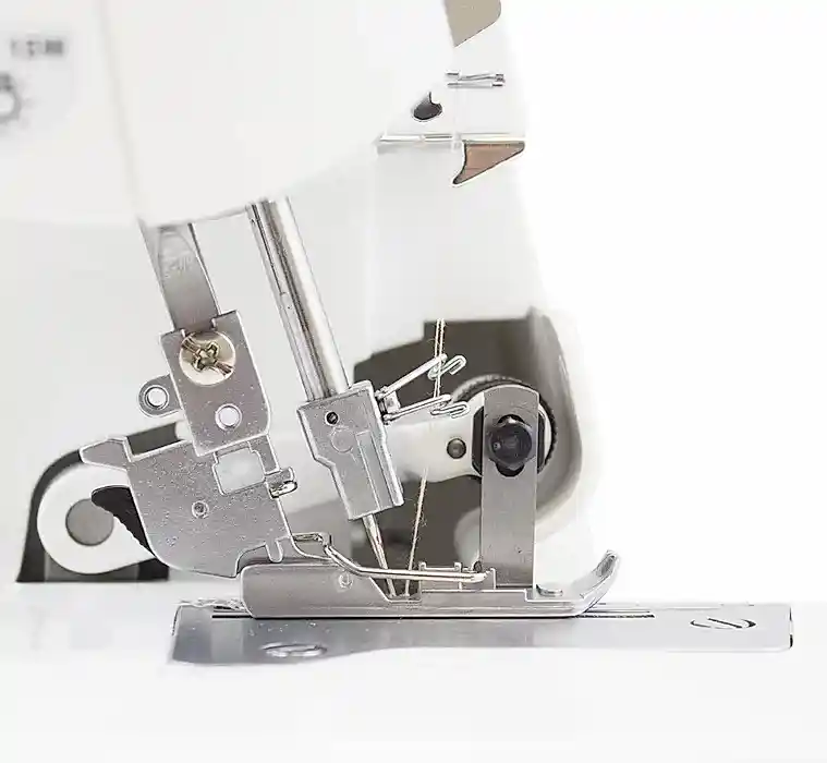 MO-214D - 2-nål, 2/3/4-trådig overlock. MO-214D är en uppfräschad version av MO-114D med en ny design, LED-belysning samt att en avfallsamlare och blindsömsfot ingår!