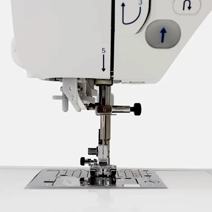 HZL-DX7 - V287 sömmar, 4 typsnitt för bokstäver, box-feed matning, automatisk trådklipp, floatfunktion. En ateljémaskin med industriella funktioner.
