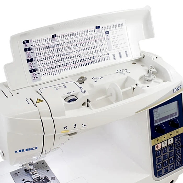 HZL-DX7 - V287 sömmar, 4 typsnitt för bokstäver, box-feed matning, automatisk trådklipp, floatfunktion. En ateljémaskin med industriella funktioner.