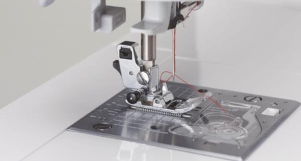 HZL-G220 - 180 sömmar, industriell box-feed matning & automatisk trådklipp.