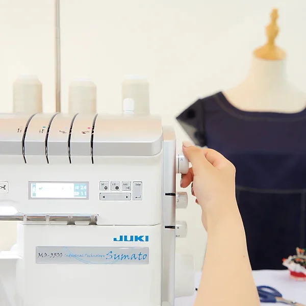 MO-3500 JUKI MO-3500. Ta din sömnad till nästa nivå med världens första overlock med automatisk trådklipp, trådspänning och luftpåträdning för hemmabruk!