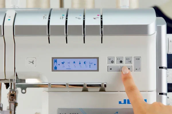 MO-3500 JUKI MO-3500. Ta din sömnad till nästa nivå med världens första overlock med automatisk trådklipp, trådspänning och luftpåträdning för hemmabruk!