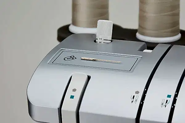 MO-3500 JUKI MO-3500. Ta din sömnad till nästa nivå med världens första overlock med automatisk trådklipp, trådspänning och luftpåträdning för hemmabruk!
