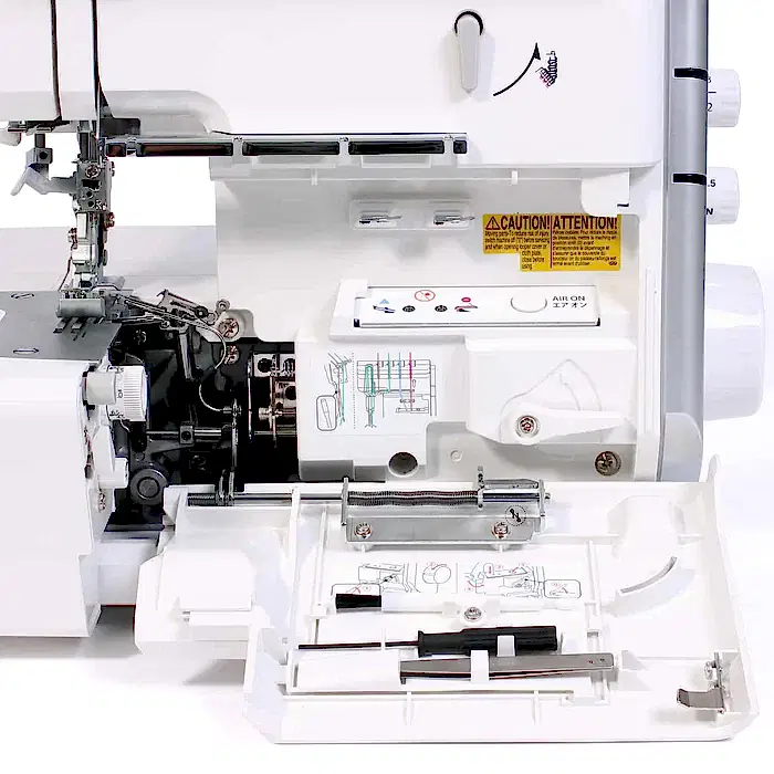 JUKI MO-2500 - 2-nål, 2/3/4-trådig overlock. MO-214D är en uppfräschad version av MO-114D med en ny design, LED-belysning samt att en avfallsamlare och blindsömsfot ingår!