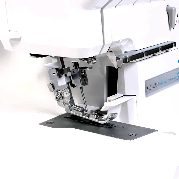 JUKI MO-2500 - 2-nål, 2/3/4-trådig overlock. MO-214D är en uppfräschad version av MO-114D med en ny design, LED-belysning samt att en avfallsamlare och blindsömsfot ingår!